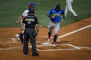 Venezuela vence a Panamá en su debut en la serie del Caribe 2023