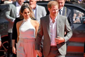 El rey Carlos III afirma que su hijo Enrique y Meghan siguen fuera de la familia real