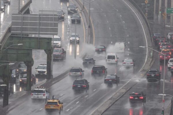 Nueva York, en alerta por lluvias e inundaciones que afectan a los medios de transporte