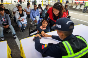 Miles de venezolanos hacen fila por cédula de identidad para poder votar en el referendo