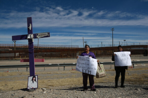Madre recuerda con una cruz a su hija asesinada y a desaparecidas en frontera México-EEUU
