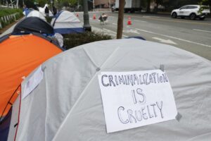 Supremo de EE.UU. debate si es legal multar a personas sin hogar por dormir en la calle