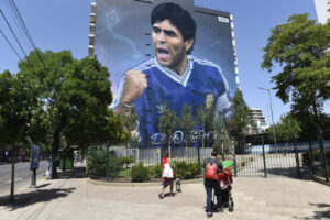 Nuevo informe forense sobre la muerte de Maradona pone en duda responsabilidad médica