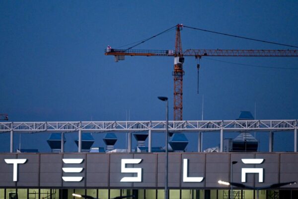Tesla anuncia a sus empleados que reducirá su plantilla global más de un 10 %, según medios
