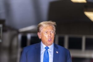 Multan a Trump con 9.000 dólares por desacato en ‘orden mordaza’ durante su juicio penal