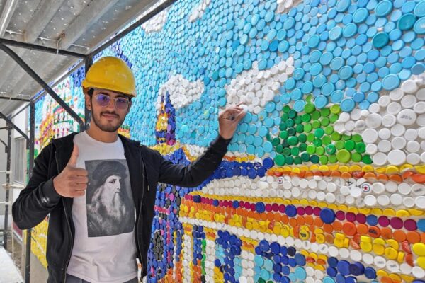El artista venezolano Oscar Olivares compone en Italia un enorme ‘eco-mural’ con tapones