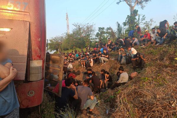 Autoridades encuentran 407 migrantes “abandonados” en tres autobuses en el sur de México