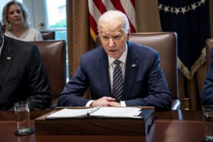 Biden firma un proyecto que fortalece las infraestructuras y la seguridad en la aviación