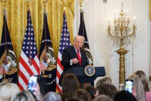 Trump anuncia un arancel del 25 % para los automóviles fabricados fuera de EE.UU.