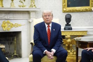 Un juez federal ordena a Trump que reincorpore a trabajadores despedidos de 18 agencias