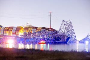 Tras un año de la caída de puente en Baltimore, familiares de víctimas claman “justicia”