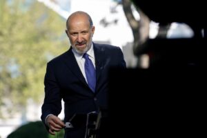Trump llega a un acuerdo con fabricantes de automóviles para reducir aranceles, según CNN