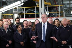Starmer dice que EE.UU. reduce al 10 % los aranceles a los vehículos británicos