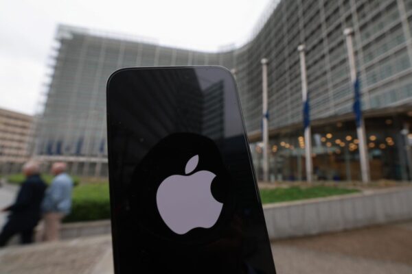 Trump amenaza a Apple con un arancel del 25 % para sus iPhones si no fabrica en EE.UU.