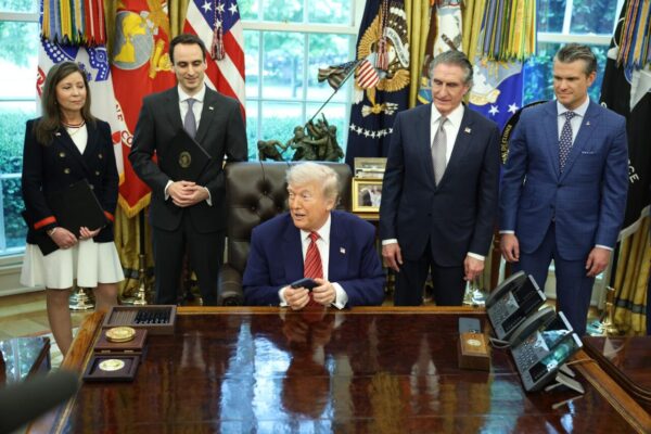 Trump dice que podría imponer aranceles del 25 % a Samsung y otros fabricantes de móviles