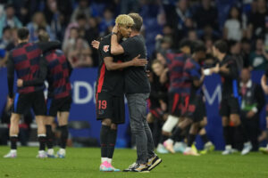 0-2. El Barcelona corona la Liga en el derbi