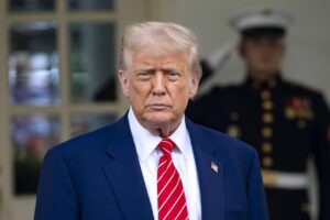 Trump insta al Supremo a revocar el estatus legal de cientos de inmigrantes en EE.UU.