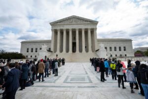 El Supremo da vía libre al Gobierno de Trump para deportar migrantes a terceros países