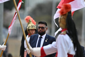 Guyana refuerza medidas para bloquear tráfico de oro que presuntamente financia a Maduro