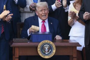 Trump rubrica su ley de recorte fiscal y presupuestario y dice que es su “mayor victoria”