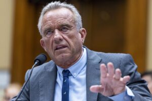 Grupos médicos en EEUU demandan a Robert Kennedy Jr. por cambios en política de vacunación