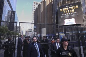Trump, abucheado por el Madison Square Garden durante el himno nacional