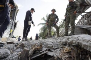 Cerca de 40 fallecidos y 4 millones de niños sin escuela por el sismo de 7,8 en Filipinas