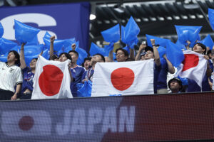Critican la doble moral de los fans japoneses al limpiar los estadios del Mundial