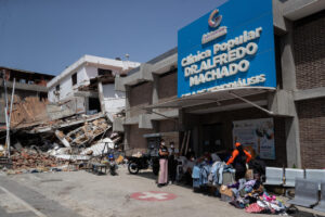 Venezuela comienza a recibir ayuda internacional mientras las muertes se acercan al millar