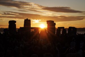 Decenas de miles de personas celebran la llegada del verano en el místico Stonehenge