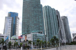 Colombianos lideran compra extranjera de vivienda en Florida ante incertidumbre electoral