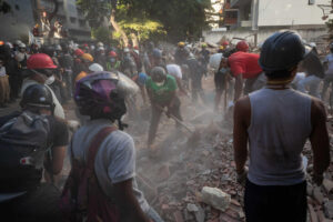Equipos estadounidenses rescatan a un bebé tras el doble terremoto en Venezuela