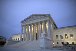 El Tribunal Supremo de EE.UU. permite a Alabama usar el mapa electoral favorable a republicanos