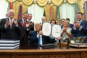 Trump firma la ley que destina 70.000 millones de dólares al control de la inmigración