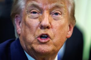 El Gobierno de Trump amenaza con revocar la ciudadanía a acusados de fraude migratorio