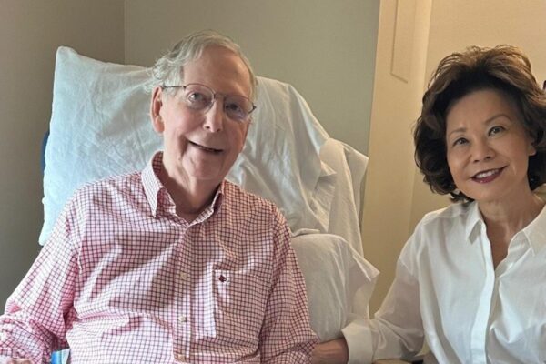 Senador estadounidense Mitch McConnell reaparece tras semanas hospitalizado por una caída