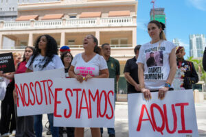 Familias denuncian abusos contra migrantes trasladados de ‘Alligator Alcatraz’ a Miami