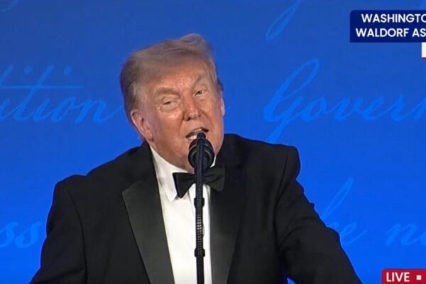Trump vuelve a la cena de corresponsales tras el atentado y bromea sobre la seguridad