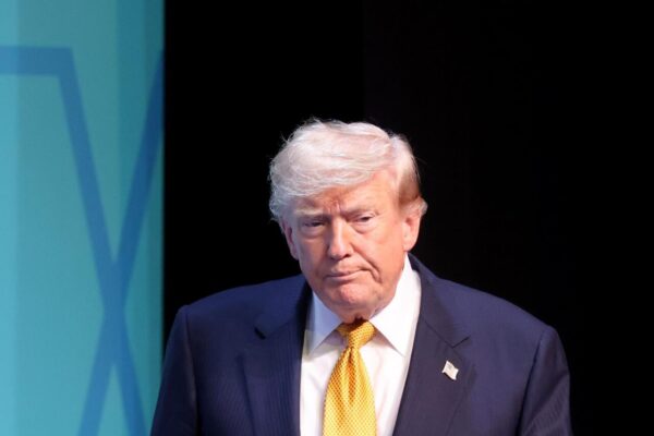 Trump dice que EEUU se convertirá en el “guardián” de Ormuz y pide una “compensación”