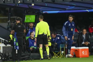 La UEFA y los árbitros acuerdan limitar las revisiones del VAR “largas y minuciosas”