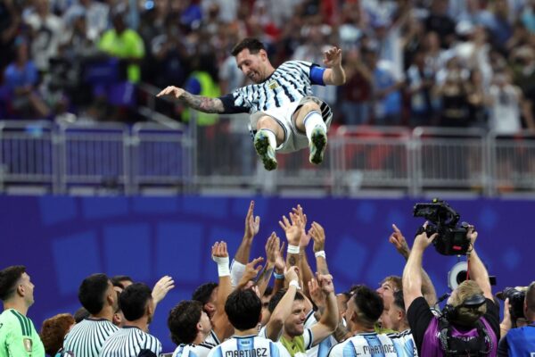 Lionel Messi agranda su leyenda en el caos: líder goleador con 8 y 21 en todas la copas