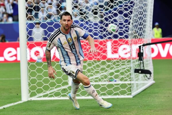 3-2. Argentina suda para pasar a octavos y evita la hazaña de Cabo Verde y ‘Vozinha’