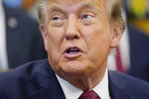 Trump vuelve a pedir a la Fed bajar tipos de interés en la víspera de su reunión monetaria