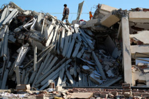 No hay grúas para sacar a Fabio, el niño de 9 años atrapado tras el terremoto
