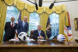 Dimite el principal asesor de Infantino en protesta por su plan de vender el Mundial