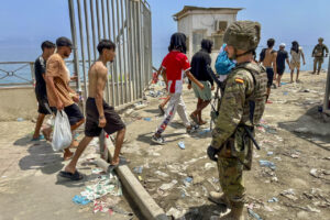 Más de 37.500 migrantes de los 50.000 que han entrado en Ceuta han vuelto ya a Marruecos