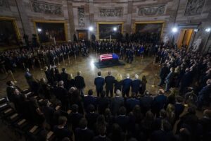 El senador de EE.UU. Lindsey Graham es homenajeado en el Capitolio antes de su funeral