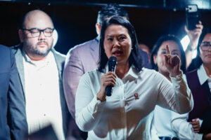 Fujimori saluda al candidato Roberto Sánchez, que aún no la reconoce como mandataria
