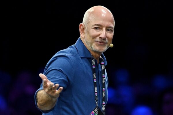 Jeff Bezos, fundador de Amazon, cerca de comprar parte de las acciones del Liverpool