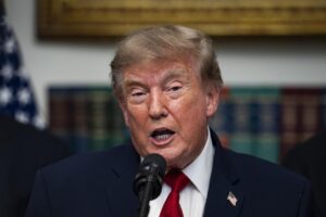 Trump anuncia aranceles del 50 % a autos y acero canadienses a partir de enero de 2027